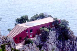 Architettura Mediterranea: Villa Malaparte a Punta Masullo, Capri, Campania, Italia: La scalinata che porta sul tetto terrazza di Adalberto LIBERA  fotografia: Francesco Saverio ALESSIO © copyright 1985