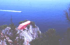 Architettura Mediterranea: Villa Malaparte a Punta Masullo, Capri, Campania, Italia: La scalinata che porta sul tetto terrazza di Adalberto LIBERA  fotografia: Francesco Saverio ALESSIO &copy; copyright 1985