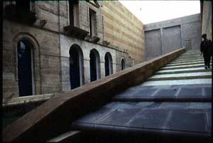 Architettura Mediterranea:  Museo di Gibellina, Sicilia, Italia: Architetto Francesco VENEZIA:  Il cortile e la rampa con il rudere rimontato di Palazzo Di Lorenzo; fotografia: Francesco Saverio ALESSIO  copyright 1986