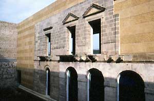 Architettura Mediterranea:  Museo di Gibellina, Sicilia, Italia: Architetto Francesco VENEZIA:  Il cortile con il rudere rimontato di Palazzo Di Lorenzo; fotografia: Francesco Saverio ALESSIO  copyright 1986