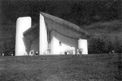 Un mondo inconscio, carico di segni e simbologie ancestrali, si manifesta in un grande interno denso di penombre e di luci indescrivibili. B.Messina, Le Corbusier, Eros e Logos, Clean, Napoli, 1987