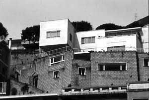 Architettura Mediterranea:  Architettura rupestre: Villa Oro A Posillipo, Napoli, Campania, Italia;  di Luigi COSENZA; fotografia: Francesco Saverio ALESSIO © copyright 1985 