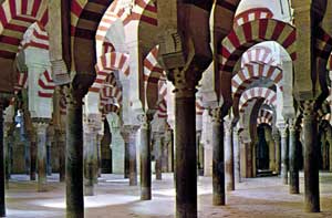 Arte del Mediterraneo: Architettura Mediterranea: Mezquita de Cordoba: El Miharab; Abderramàn I ( 756-788) iniziò la costruzione della Moschea originale sulla preesistente Basilica cristiana di San Vicente, usando come cava gran parte dei suoi materiali, lo spolio di colonne, capitelli, trabeazioni, conci in pietra da taglio, già disponibili per altre opere murarie...