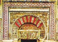 Arte del Mediterraneo: Architettura Mediterranea: Mezquita de Cordoba:  Particolare di una porta; Abderram&agrave;n I ( 756-788) inizi&ograve; la costruzione della Moschea originale sulla preesistente Basilica cristiana di San Vicente, usando come cava gran parte dei suoi materiali,  lo spolio di colonne, capitelli, trabeazioni, conci in pietra da taglio, gi&agrave; disponibili per altre opere murarie... 