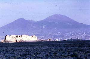 Napoli: Castel dell'Ovo ed il Vesuvio: fotografia: Francesco Saverio ALESSIO © copyright 1984