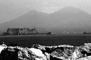 Napoli: Castel dell'Ovo ed il Vesuvio: fotografia: Francesco Saverio ALESSIO © copyright 1984