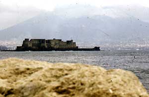 Napoli: Castel dell'Ovo ed il Vesuvio: fotografia: Francesco Saverio ALESSIO © copyright 1983