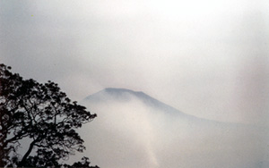 Napoli: Il Vesuvio visto da San Martino al mattino: fotografia: Francesco Saverio ALESSIO  copyright 1985