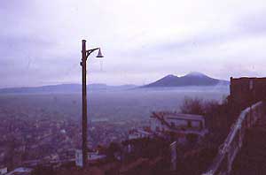 Napoli: Il Vesuvio visto da San Martino al mattino: fotografia: Francesco Saverio ALESSIO © copyright 1985