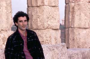 Architettura Mediterranea: Selinunte: Francesco Saverio ALESSIO a Selinunte nel 1986 Infilata di colonnati e lontananze: memoria, ordine, poesia, tempo nascosto... fotografia: Nani CICALA © copyright 1986