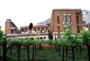 Architettura Mediterranea:  Villa Cusani a Vitulano:  La villa vista dal basso in relazione con le montagne: Tullio CUSANI Architetto; fotografia: Tullio CUSANI © copyright 2002