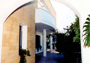 GUVI Progetti - Cosenza: Progettazione Architettonica ed Arredamento di Villa Mengoli a Diso (LE) - l'ingresso della villa composta da un edificio preesistente restaurato e da una nuova costruzione a due piani