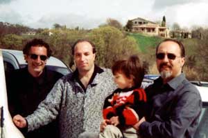 Francesco Saverio Alessio, Domenico Arcuri degli Acquaraggia e l'architetto Pier Paolo Guzzo della GUVI Progetti con il figlio Giovanni in braccio a Tarquinia nel 2001