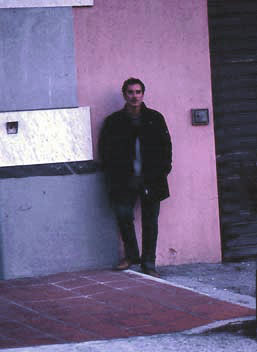 Ritratto di Francesco Saverio Alessio a San Giovanni in Fiore davanti ad una sua opera di decorazione architettonica; Fotografia Carmine Talerico - copyright 2001