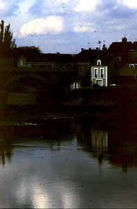 Amboise: images refl&eacute;ct&eacute;es dans la Loire - photographie: Francesco Saverio ALESSIO, &copy; copyright 2002