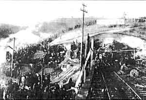 Tragédies de l'émigration:  Monongah, 6 décembre 1907: entrée du puit n°8