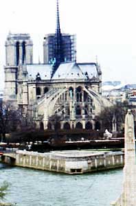 Architecture Méditerranéenne ou de la Méditerranée: Notre Dame de Paris vue du terrasse de l'Institute du Monde Arabe, Notre Dame conçue par Maurice de Sullly a été construite entre les XIIe et XIVe siècles; photographie: Francesco Saverio ALESSIO, © copyright 2002
