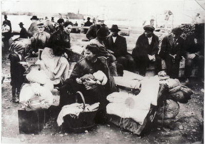 Italian emigrants at the port of Naples