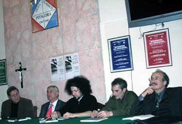 Crotone - Liceo Classico Pitagora: presentazione de La societ sparente - da sinistra a destra: Vittorio Emanuele Esposito, Maurizio Mesoraca, Emiliano Morrone, Francesco Saverio Alessio, Vito Barresi, fotografia: Carmine Talerico -  copyright 2008