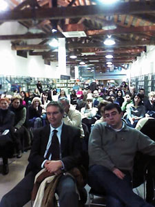 30 gennaio 2008: Una veduta del numeroso pubblico alla Biblioteca San Giovanni, in primo piano il sindaco di Pesaro Luca Ceriscioli e l'assessore alla Cultura Luca Bartolucci per la presentazione de La societ sparente - fotografia: Francesco Saverio Alessio -  copyright 2008