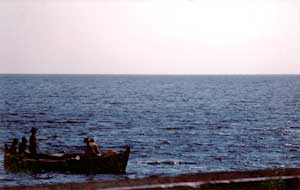 Navigazioni Mediterranee: Filicudi, Isole Eolie: Pescatori al tramonto: Fotografia: Francesco Saverio ALESSIO © copyright 1984