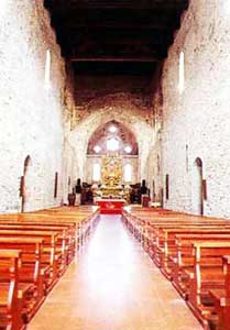 Abbazia Florense: veduta dell'interno verso l'altare  Fotografia: Giuseppe DE MARCO, © copyright 2003