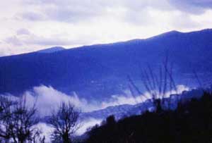 Le Lieu dit Florens - La montagne au centre de la Méditerranée...la Grande bleue!  San Giovanni in Fiore dans les brouillard du printemps - Photographie: Francesco Saverio ALESSIO, copyright © 2003 - relais Web - www.florense.it - Photographies du Plateau de Sila - Calabre - Italie 