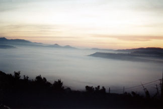 Sila: il lago Ampollino avvolto dalla nebbia - fotografia: Carmine Talerico