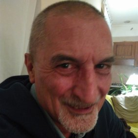 Fotografia ritratto di Francesco Saverio Alessio a giugno del 2019 in casa sua nei pressi di Urbino